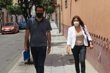 La alcaldesa Carmen Hernández y el concejal Servando Hernández durante la presentación del programa festivo/TA.